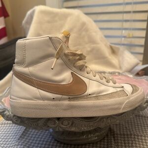 Women’s vintage Nike hi-top sneakers sz 8
